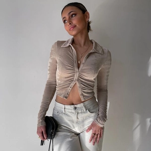 Détails du velours plissé beige et boutons sur ce cardigan court pour femme en champagne