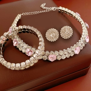 Parure de bijoux argentée avec cristaux de cœur roses et strass brillants de qualité