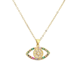 Collier doré avec œil en zircons colorés et perles sur fond blanc épuré