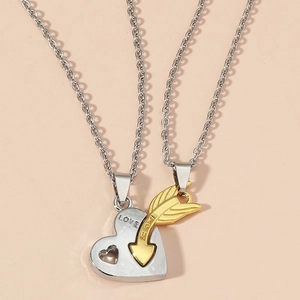 Dettaglio delle collane di coppia a cuore e freccia con incisioni Love e Forever