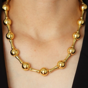 Elegante goldpolierte Perlen- und Stabgliederkette für Damen mit minimalistischer Ästhetik