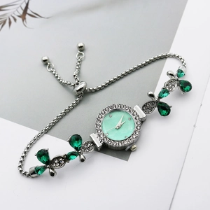 Montre bracelet fleur argentée avec cadran en nacre verte et cristaux étincelants