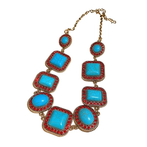 Vintage-Goldhalskette mit großen blauen Türkissteinen und roten Strassakzenten