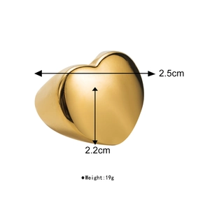 Detailed view of wide 18K gold-plated heart ring showing dimensions 2.5cm width and 19g weight