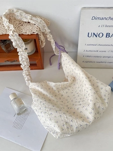 Sac bandoulière en toile avec imprimé floral violet et détails de bandoulière à froufrous