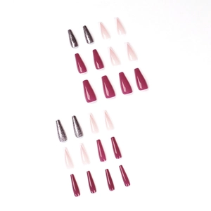 Faux ongles French en dégradé de violet pailleté et rouge baie en forme de cercueil