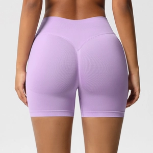 Détail du short de yoga violet sans couture avec effet push-up et coutures arrière en V