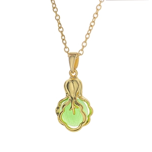 Élégant collier en acier titane doré avec pendentif chou en pierre précieuse vert clair