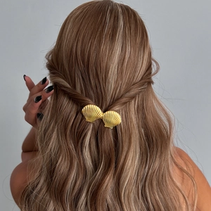 Elegante goldene Doppelschalen-Haarspangen aus Metall für Damen in der Rückansicht