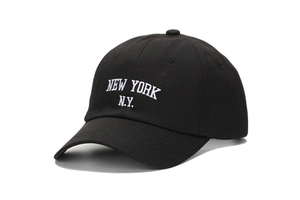 Détail de la broderie blanche sur une casquette de baseball en coton noir de qualité