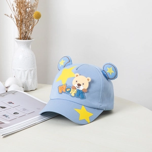 Casquette enfant bleu clair avec oreilles 3D et broderie d'ours vue de profil stylée