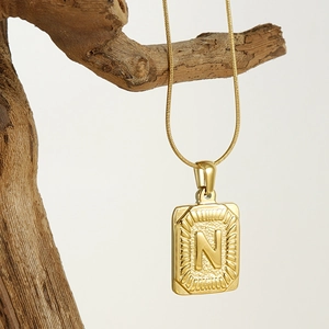 Collier en acier inoxydable plaqué or 18K avec pendentif carré et lettre N gaufrée