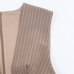 Détail d'une robe marron à rayures avec texture verticale et fermeture éclair invisible latérale