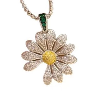 Collier marguerite avec pétales en diamants, cœur jaune et gemmes vertes sur argent
