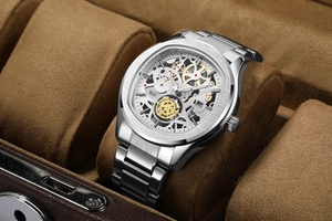 Détail d'une montre argent pour homme avec cadran squelette et mouvement doré