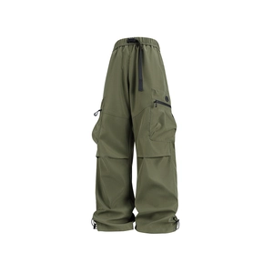 Pantalón cargo verde oliva con bolsillos utilitarios, cintura elástica y bajos ajustables