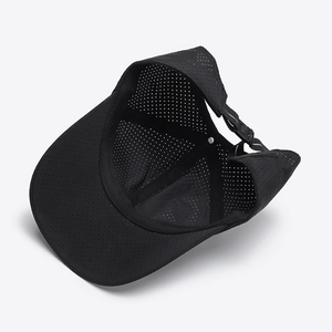 Breathable mesh quick-dry baseball cap in black with adjustable buckle and sun protection