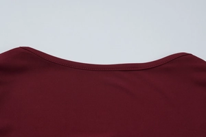 Détail des coutures de l'encolure et texture de la dentelle bordeaux sur ce haut slim