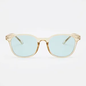 Modische rechteckige Sonnenbrille mit champagnerfarbenem Rahmen und blauen Gläsern