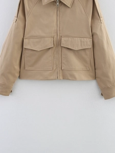 Detailansicht der khakifarbenen Baumwolljacke mit Metallreißverschluss und Pattentaschen