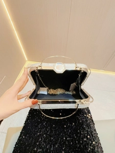Makroaufnahme der silbernen Strass-Abendtasche mit Kristallverschluss und goldener Kette