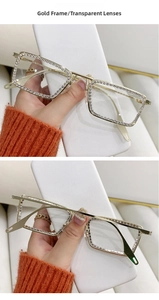 Detalle de gafas de sol doradas con diamantes de imitación brillantes y lentes claras