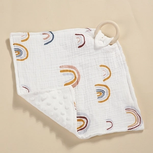 Manta de seguridad para bebés de muselina con arcoíris y anillo de madera natural