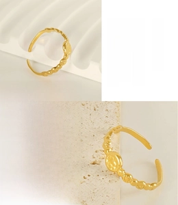 Détail d'une bague en acier inoxydable plaqué or 18 carats aux motifs floraux et ovales