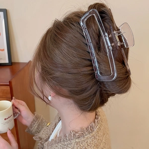 Dettaglio di un grande fermaglio per capelli quadrato in acrilico ambrato per donne
