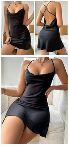 Détail de nuisette noire en satin avec col bénitier et fines bretelles croisées