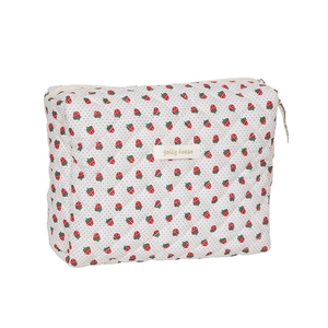 Beauty case in cotone trapuntato bianco con motivi a fragola rossa e chiusura a zip