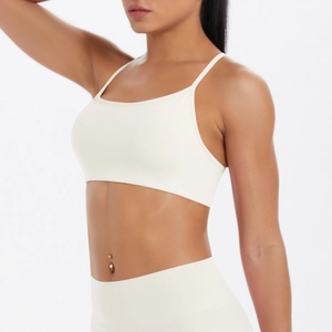 Détail du soutien-gorge de sport blanc crème avec fines bretelles et tissu sans couture