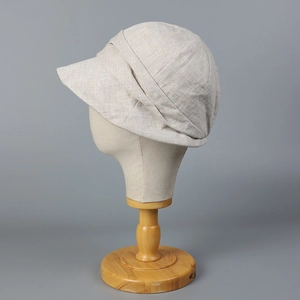 Vue détaillée du chapeau de soleil en lin respirant avec d'élégants plis décoratifs