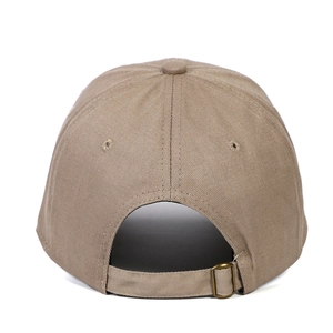 Détail de l'arrière d'une casquette en coton kaki avec boucle métallique réglable