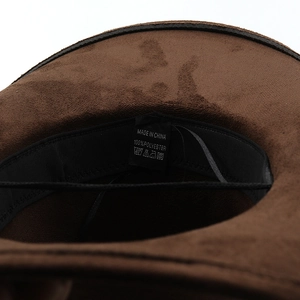 Détail intérieur du chapeau marron montrant l'étiquette 100% polyester et le bandeau