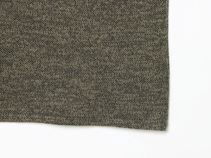 Detaillierte Nahaufnahme der olivgrünen Strickstruktur und der hochwertigen Saumnaht