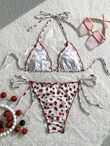 Flachbild von weißem Bikini mit Kirsch-Erdbeer-Print und rotem Wellensaum-Detail