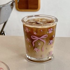 Verre de style français avec motifs roses et nœuds roses pour café glacé et lait