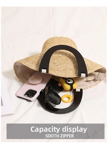 Vista dall'alto della borsa in paglia beige con zip e ampio scomparto interno capiente