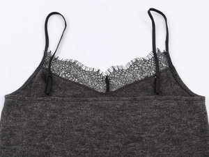 Gros plan détaillé du tissu en maille anthracite avec dentelle noire et fines bretelles