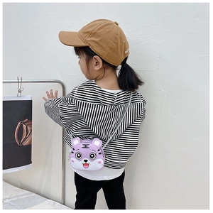 Detail der lila Cartoon-Tiger Umhängetasche für Kinder mit eleganter Metallkette