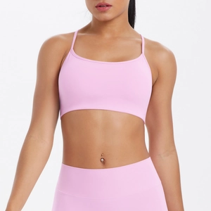 Gros plan sur le soutien-gorge de sport rose à bretelles croisées et legging de fitness