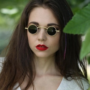 Kleine runde Steampunk-Sonnenbrille im Retro-Stil mit Goldmetallrahmen und schwarzen Gläsern