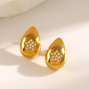 Boucles d'oreilles gouttes dorées avec motif étoile et zircons sur surface texturée