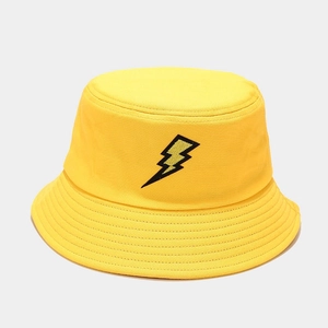 Détail du bob jaune avec broderie éclair et coutures renforcées sur le bord du chapeau