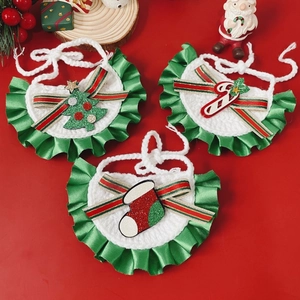 Bavoirs de Noël tricotés pour animaux avec motifs festifs sur un fond rouge vif