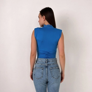 Body da donna blu senza maniche con scollo a V in pizzo e dettagli a pieghe in vita