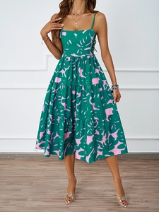 Detail eines eleganten grünen Blumen-Midi-Kleides mit Trägern und tropischem Blattprint