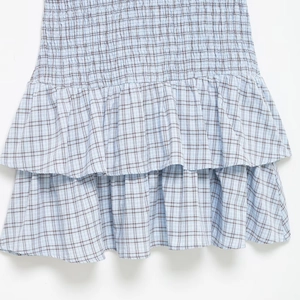 Mini abito a quadri blu e bianchi con volant a strati e dettaglio smock in vita elastica