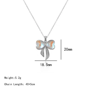Collana a fiocco iridescente con zirconi bianchi su sfondo bianco, finitura argento